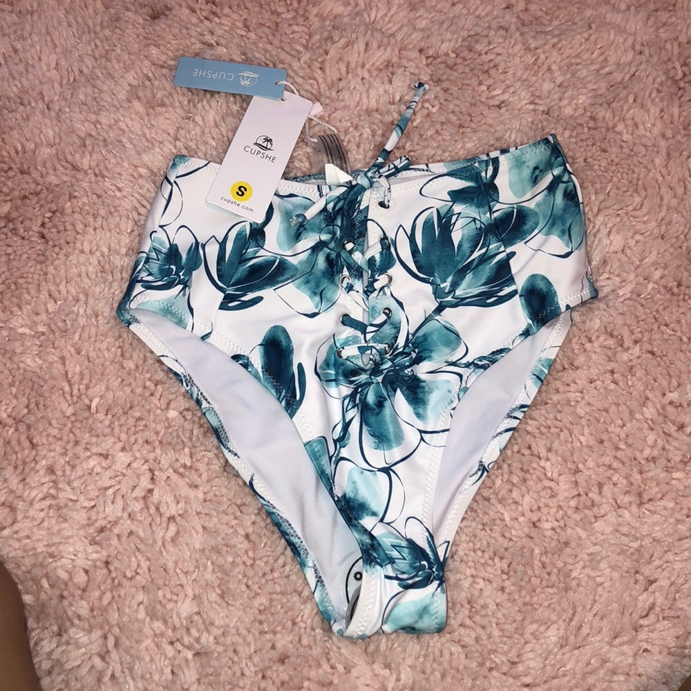Bikini - Picture 3 of 3